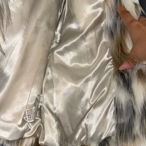 Elegant Cream and Tan Coat - Picture 4 of 11